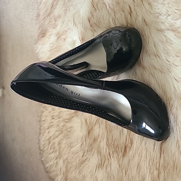 Heels - Picture 4 of 4